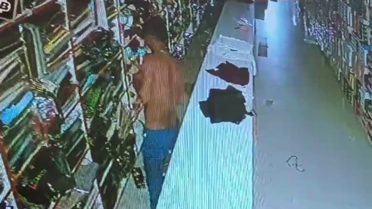 മോഷണത്തിന് കയറിയത് തുണിക്കടയിൽ പിന്നെ മടിച്ചില്ല മണിക്കൂറുകൾ തെരഞ്ഞ് പാകമായ വസ്ത്രങ്ങൾ അടിച്ച് മാറ്റി മോഷ്ടാവ് മോഷണത്തിന് കയറിയത് തുണിക്കടയിൽ പിന്നെ മടിച്ചില്ല മണിക്കൂറുകൾ തെരഞ്ഞ് പാകമായ വസ്ത്രങ്ങൾ അടിച്ച് മാറ്റി മോഷ്ടാവ്