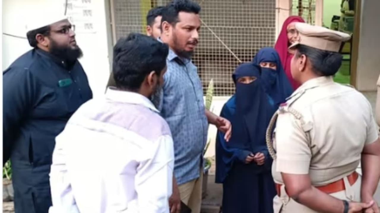 പര്ദകൊണ്ട് ഷൂ തുടയ്ക്കാൻ പറഞ്ഞു! ബീഫ് കഴിക്കുന്നതും ഹിജാബ് ധരിക്കുന്നതും മൂലമെന്ന് 7ാം ക്ലാസുകാരിയുടെ പരാതി പര്ദകൊണ്ട് ഷൂ തുടയ്ക്കാൻ പറഞ്ഞു! ബീഫ് കഴിക്കുന്നതും ഹിജാബ് ധരിക്കുന്നതും മൂലമെന്ന് 7ാം ക്ലാസുകാരിയുടെ പരാതി