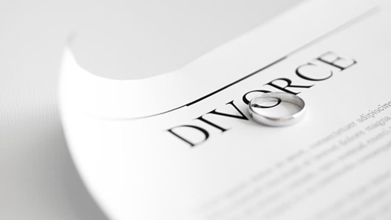 ഗര്‍ഭച്ഛിദ്രത്തിന് പിന്നാലെ വിവാഹ മോചനം നേടിയ ഭാര്യ, പണത്തിനായി ആറ് പേരെ വിവാഹം കഴിച്ചെന്ന് ഭര്‍ത്താവ്; കേസ് 