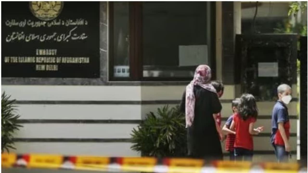 ഓഫീസ് ഒഴിഞ്ഞ് ഒരുവിഭാഗം നയതന്ത്ര പ്രതിനിധികള്, ദില്ലിയിലെ അഫ്ഗാന് എംബസിയിൽ അവശേഷിക്കുന്നവർ ഇവർ ഓഫീസ് ഒഴിഞ്ഞ് ഒരുവിഭാഗം നയതന്ത്ര പ്രതിനിധികള്, ദില്ലിയിലെ അഫ്ഗാന് എംബസിയിൽ അവശേഷിക്കുന്നവർ ഇവർ