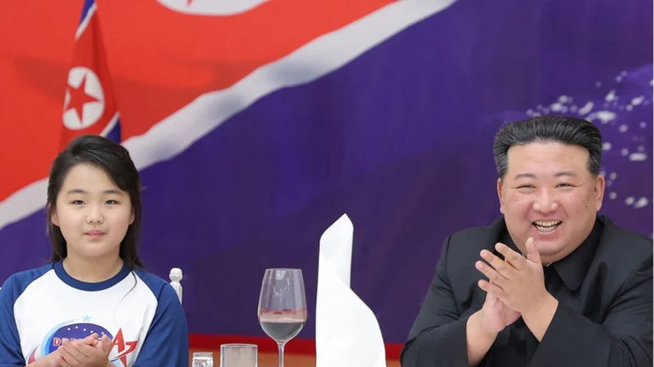 ചാര ഉപഗ്രഹ വിക്ഷേപണം വിജയകരം, മകൾക്കും ഭാര്യയ്ക്കുമൊപ്പം ശാസ്ത്രജ്ഞർക്ക് സ്വീകരണവുമായി കിം 