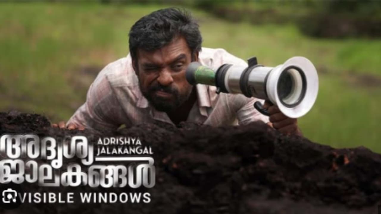 പകര്ന്നാട്ടത്തിൽ ഞെട്ടിച്ച് ടൊവിനോ, ഹൃദയത്തില് ദൃശ്യമായ 'അദൃശ്യ ജാലകങ്ങള്' റിവ്യൂ പകര്ന്നാട്ടത്തിൽ ഞെട്ടിച്ച് ടൊവിനോ, ഹൃദയത്തില് ദൃശ്യമായ 'അദൃശ്യ ജാലകങ്ങള്' റിവ്യൂ