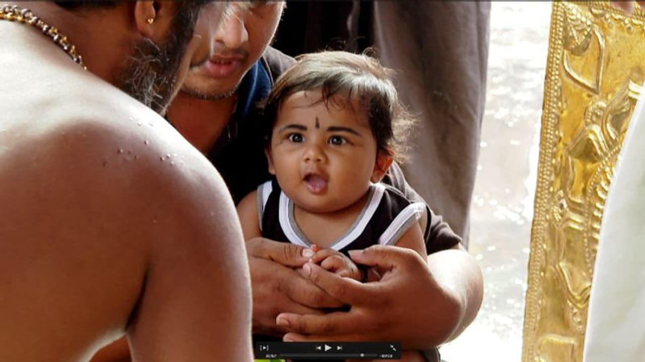 അച്ഛന്‍റെ മടിയിലിരുന്ന് ചോറൂണ്, അമ്മ പ്രാർത്ഥനയോടെ ദൂരെ, ശബരിമലയിലെ ചോറൂൺ ചടങ്ങിന്റെ മാത്രം പ്രത്യേകത!