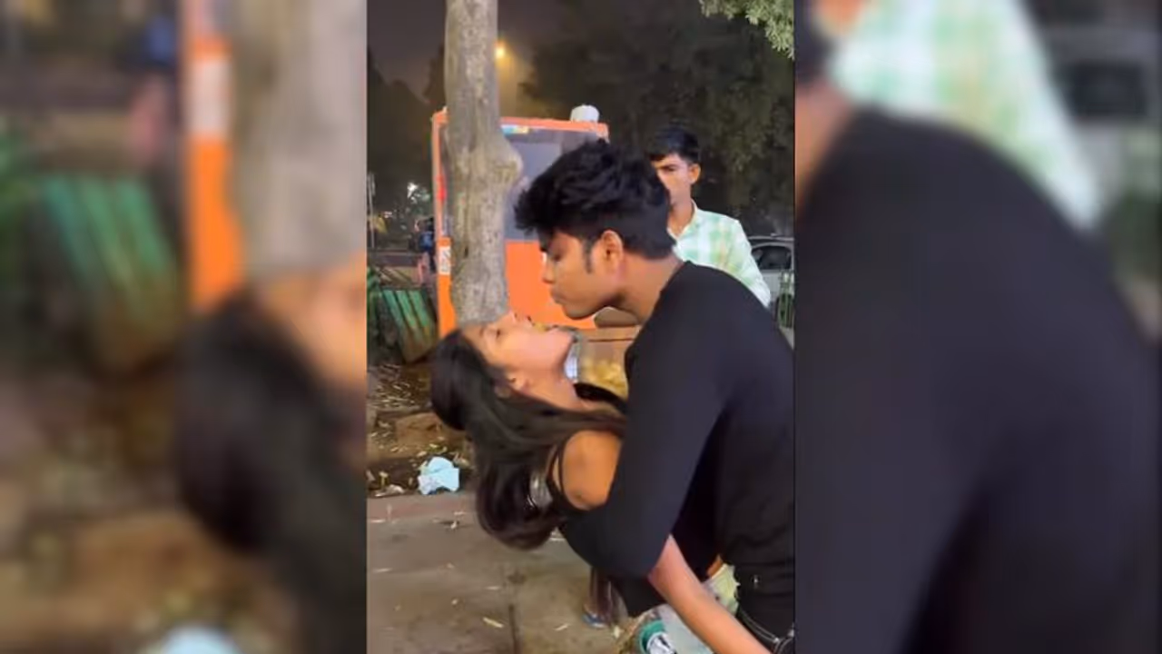 Viral Video: Internet cringes as man spews 'Golgappa' water into partner's mouth (WATCH) Viral Video: Internet cringes as man spews 'Golgappa' water into partner's mouth (WATCH)