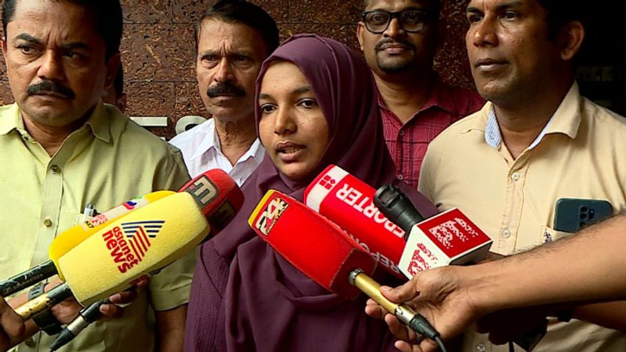 ഹർഷിനക്ക് അഞ്ചാമത്തെ ശസ്ത്രക്രിയ; സർക്കാർ സഹായം ലഭിച്ചില്ല, തെരുവിൽ ചികിത്സാ ഫണ്ട് സമാഹരണം 