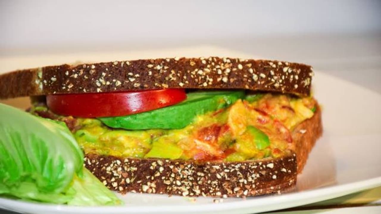 വിമാനയാത്രയിൽ ബാ​ഗിൽ ചിക്കൻ സാൻഡ്‍വിച്ചുള്ളത് പറയാൻ മറന്നു, 77 കാരിക്ക് പിഴ രണ്ടുലക്ഷം..!