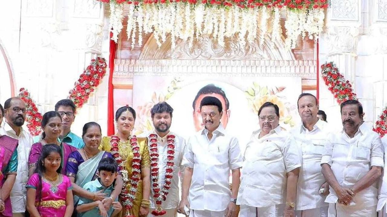 Actor Rajkumar: முதல்வர் தலைமையில் நடைபெற்ற... 'நடுவுல கொஞ்சம் பக்கத்த காணோம்' நடிகர் ராஜ்குமாரின் திருமணம்! Actor Rajkumar: முதல்வர் தலைமையில் நடைபெற்ற... 'நடுவுல கொஞ்சம் பக்கத்த காணோம்' நடிகர் ராஜ்குமாரின் திருமணம்!