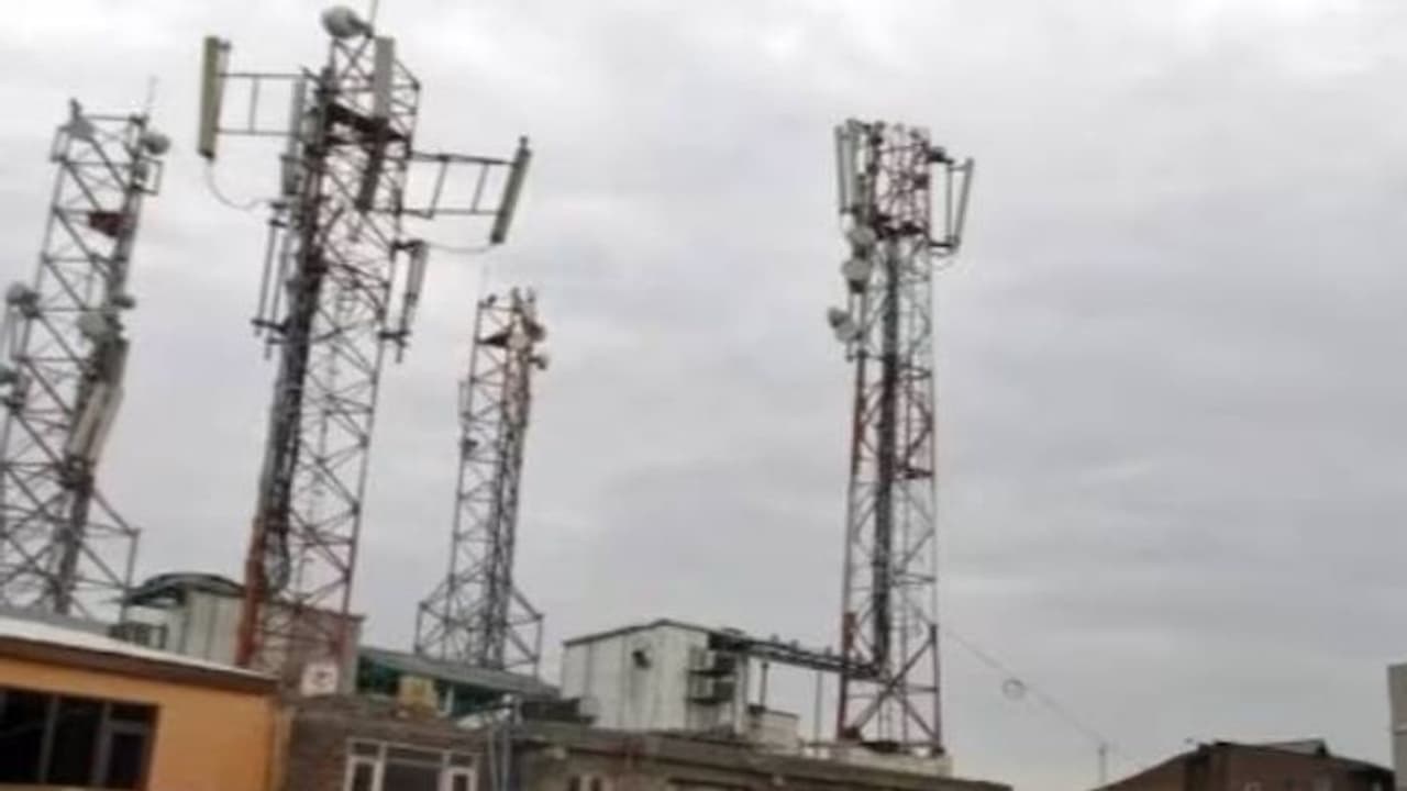 ഇപ്പൊ വിവാഹത്തിന് സമ്മതിക്കണം; മൊബൈൽ ടവറിൽ വലിഞ്ഞുകയറി യുവതി, കാണാൻ വൻ ആൾക്കൂട്ടവും ട്രാഫിക് ബ്ലോക്കും