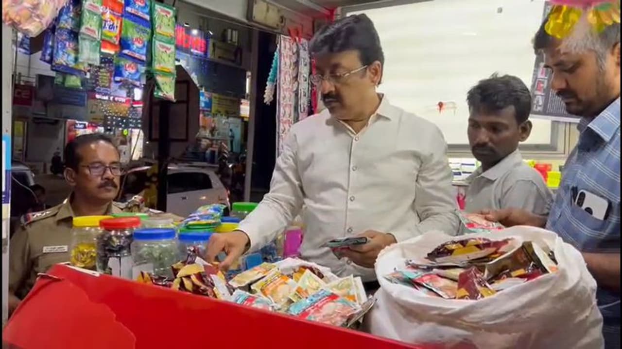 கோவையில் பெட்டி கடைகள் தோறும் அதிகாரிகள் அதிரடி வேட்டை; 87 கிலோ போதைப் பொருள் பறிமுதல் கோவையில் பெட்டி கடைகள் தோறும் அதிகாரிகள் அதிரடி வேட்டை; 87 கிலோ போதைப் பொருள் பறிமுதல்