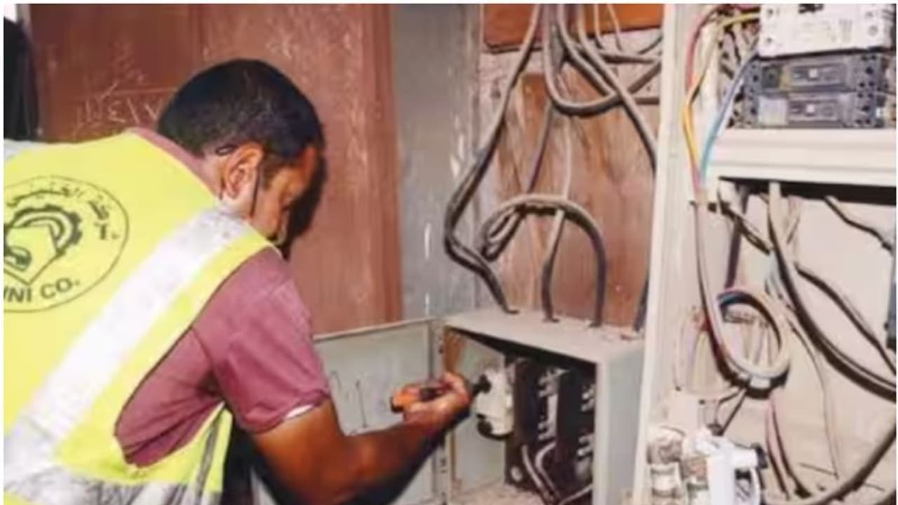 പ്രവാസി ബാച്ചിലര്മാരുടെ താമസ സ്ഥലങ്ങളിൽ വ്യാപക പരിശോധന; 415 പ്രോപ്പര്ട്ടികളിലെ വൈദ്യുതി വിച്ഛേദിച്ചു പ്രവാസി ബാച്ചിലര്മാരുടെ താമസ സ്ഥലങ്ങളിൽ വ്യാപക പരിശോധന; 415 പ്രോപ്പര്ട്ടികളിലെ വൈദ്യുതി വിച്ഛേദിച്ചു