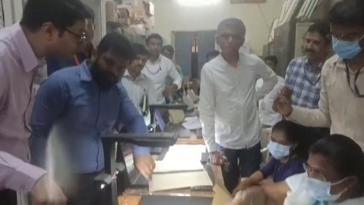 ರಾಜ್ಯಾದ್ಯಾಂತ ಕಂದಾಯ ಇಲಾಖೆ ದಾಖಲೆ ಡಿಜಿಟಲೀಕರಣ: ಬಳ್ಳಾರಿಗೆ ಮೊದಲ ಸ್ಥಾನ! ರಾಜ್ಯಾದ್ಯಾಂತ ಕಂದಾಯ ಇಲಾಖೆ ದಾಖಲೆ ಡಿಜಿಟಲೀಕರಣ: ಬಳ್ಳಾರಿಗೆ ಮೊದಲ ಸ್ಥಾನ!