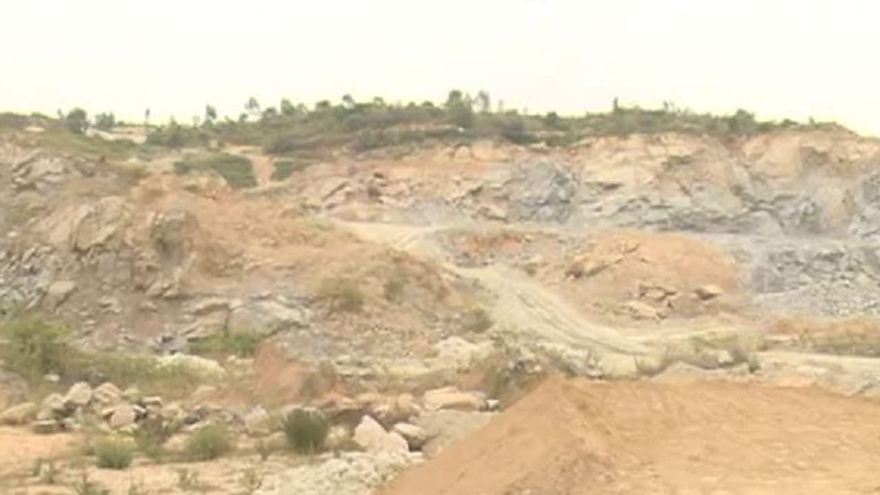 ಅನುಮತಿ ಪಡೆದ ಕಲ್ಲು ಗಣಿಗಾರಿಕೆಯಿಂದ ಕಾಫಿನಾಡ ಜನರಿಗೆ ಸಂಕಷ್ಟ: ಹೊಸದು ಹಳೆದು ಎಲ್ಲಾ ಮನೆ ಬಿರುಕು!