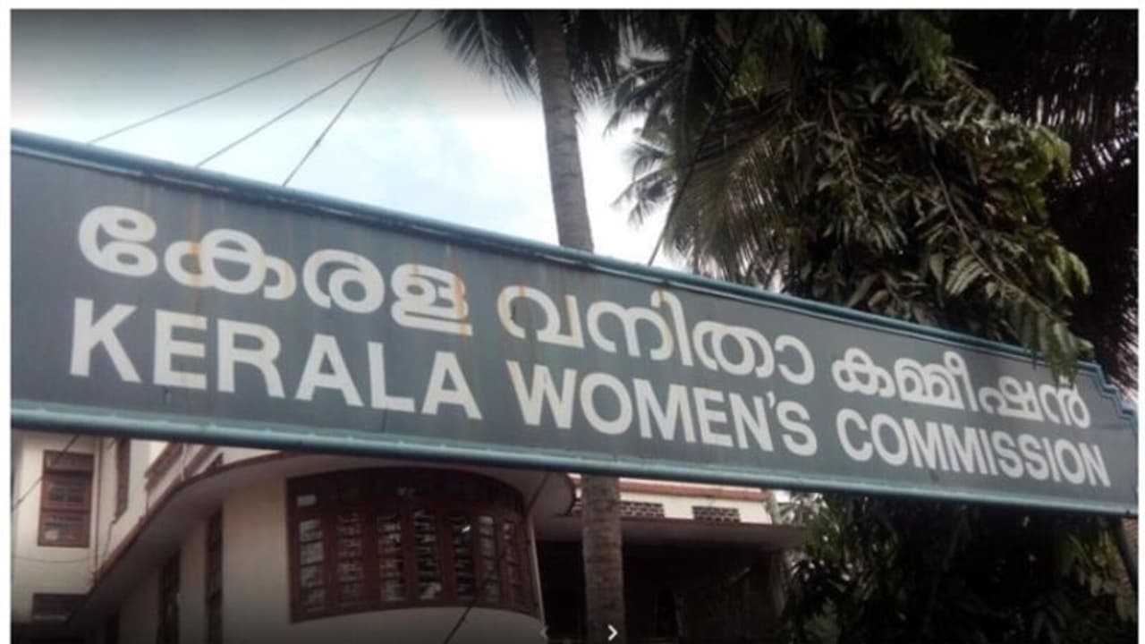 മറ്റ് മക്കളെ കാണാന് മകള് അനുവദിക്കുന്നില്ല; പരാതിയുമായി അമ്മ വനിതാ കമ്മീഷന് മുന്നില് മറ്റ് മക്കളെ കാണാന് മകള് അനുവദിക്കുന്നില്ല; പരാതിയുമായി അമ്മ വനിതാ കമ്മീഷന് മുന്നില്