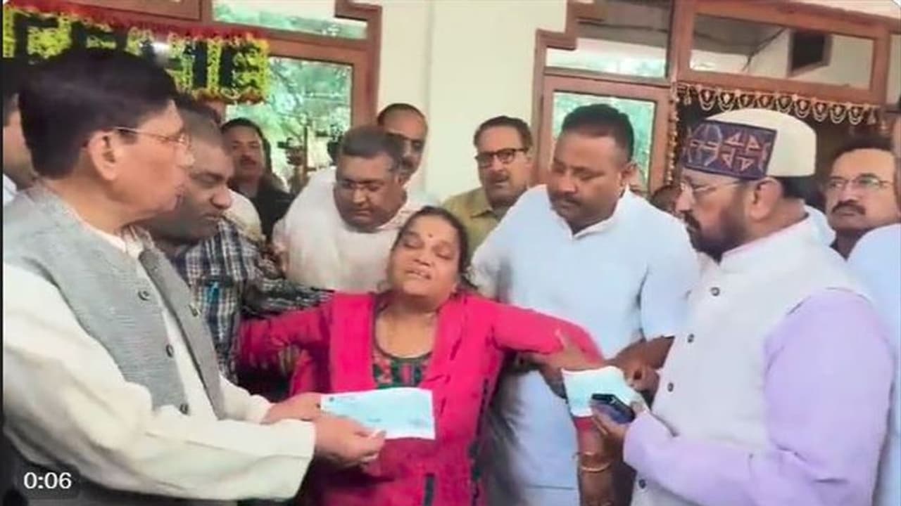 ಹುತಾತ್ಮನ ತಾಯಿ ಅಳುವ ವೇಳೆ ಸಚಿವನ ಒತ್ತಾಯಪೂರ್ವಕ ಫೋಟೋ ಸೆಷನ್: ಭಾರೀ ಆಕ್ರೋಶ