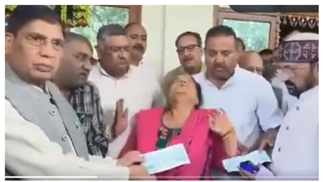 സൈനികനായ മകന്റെ വേർപാടിൽ പൊട്ടിക്കരയുന്ന അമ്മ, അവർക്ക് മുന്നിൽ ഫോട്ടോഷൂട്ടുമായി മന്ത്രിയും എംഎൽഎയും വിമർശനം സൈനികനായ മകന്റെ വേർപാടിൽ പൊട്ടിക്കരയുന്ന അമ്മ, അവർക്ക് മുന്നിൽ ഫോട്ടോഷൂട്ടുമായി മന്ത്രിയും എംഎൽഎയും വിമർശനം