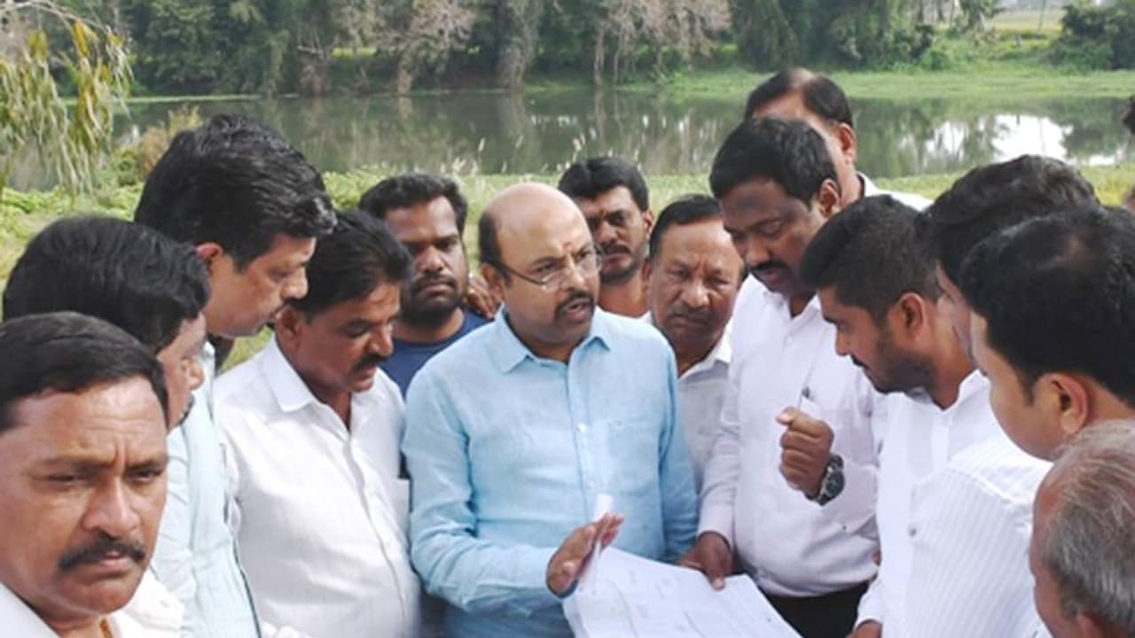 ಕಪಿಲಾ ನದಿಗೆ ಅಡ್ಡಲಾಗಿ ಸೇತುವೆ ನಿರ್ಮಿಸಲು ಸ್ಥಳ ಪರಿಶೀಲಿಸಿದ ಡಾ. ಯತೀಂದ್ರ ಕಪಿಲಾ ನದಿಗೆ ಅಡ್ಡಲಾಗಿ ಸೇತುವೆ ನಿರ್ಮಿಸಲು ಸ್ಥಳ ಪರಿಶೀಲಿಸಿದ ಡಾ. ಯತೀಂದ್ರ