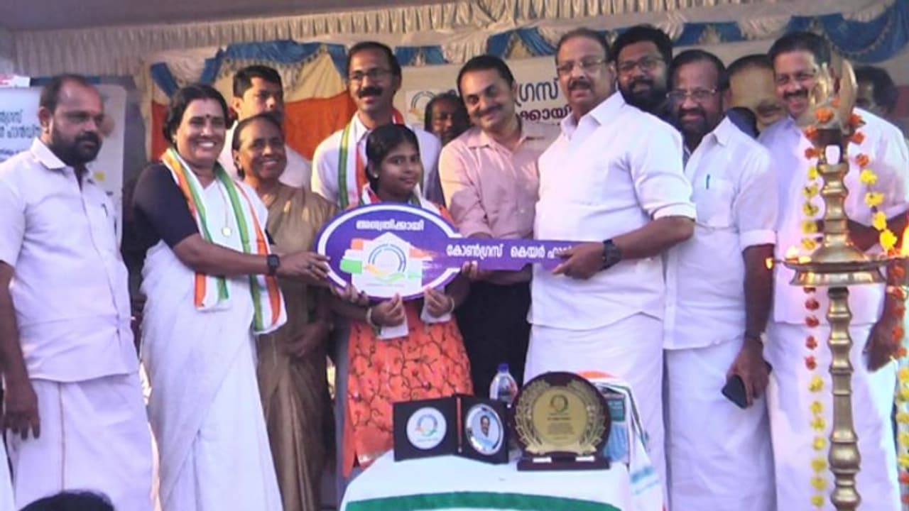 അമ്മയെ ക്യാൻസറിന് കീഴടങ്ങി, പിതാവ് ഉപേക്ഷിച്ചു, 6 വയസുകാരിക്ക് വീടിന്റെ സുരക്ഷിതത്വം നൽകി കോൺഗ്രസ് അമ്മയെ ക്യാൻസറിന് കീഴടങ്ങി, പിതാവ് ഉപേക്ഷിച്ചു, 6 വയസുകാരിക്ക് വീടിന്റെ സുരക്ഷിതത്വം നൽകി കോൺഗ്രസ്