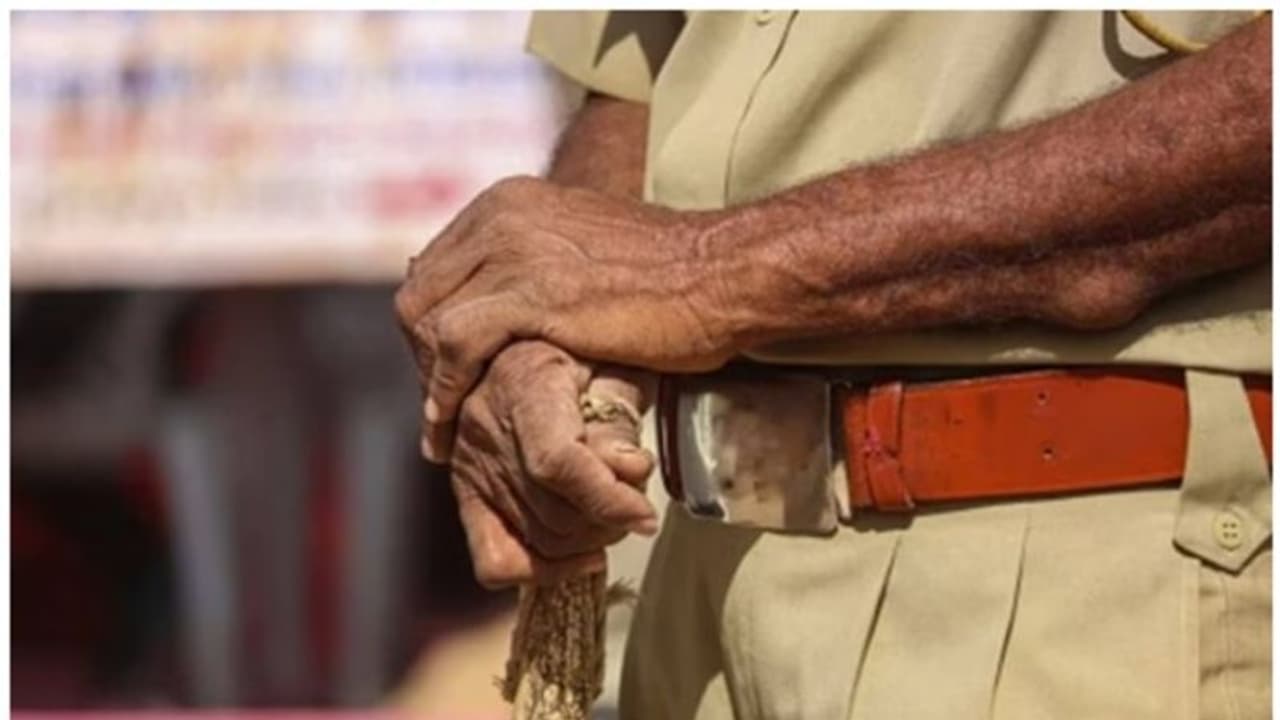 ശമ്പളം ചോദിച്ച ദളിത് യുവാവിന് ക്രൂരമർദനം; വായിൽ ചെരിപ്പ് തിരുകിയെന്നും പരാതി; കേസ് ശമ്പളം ചോദിച്ച ദളിത് യുവാവിന് ക്രൂരമർദനം; വായിൽ ചെരിപ്പ് തിരുകിയെന്നും പരാതി; കേസ്