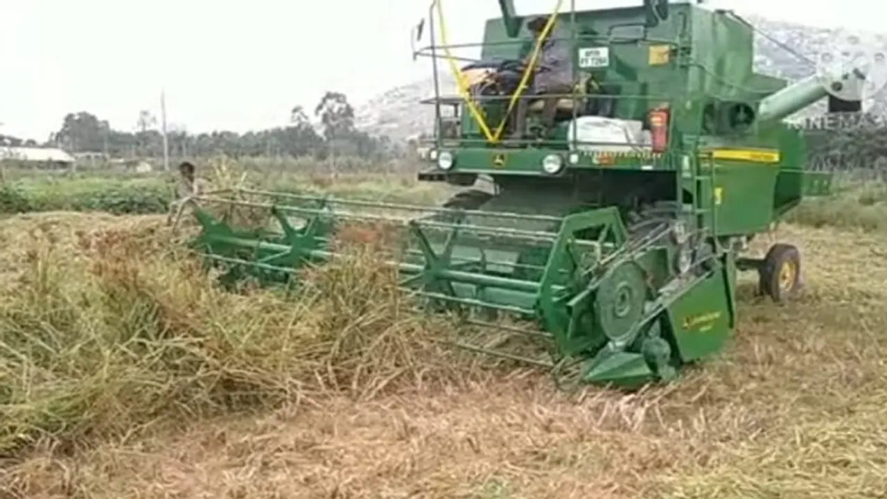 ರಾಜ್ಯದಲ್ಲಿ ಭೀಕರ ಬರ: ರಾಗಿ ಕಟಾವು ಯಂತ್ರಗಳನ್ನು ಕೇಳೋರೇ ಇಲ್ಲ..! ರಾಜ್ಯದಲ್ಲಿ ಭೀಕರ ಬರ: ರಾಗಿ ಕಟಾವು ಯಂತ್ರಗಳನ್ನು ಕೇಳೋರೇ ಇಲ್ಲ..!