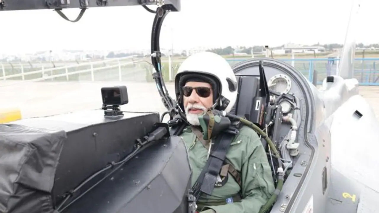 ಬೆಂಗಳೂರಲ್ಲಿ ನಮೋ: ತೇಜಸ್ ಯುದ್ಧ ವಿಮಾನದಲ್ಲಿ ಪ್ರಧಾನಿ ಮೋದಿ ಹಾರಾಟ