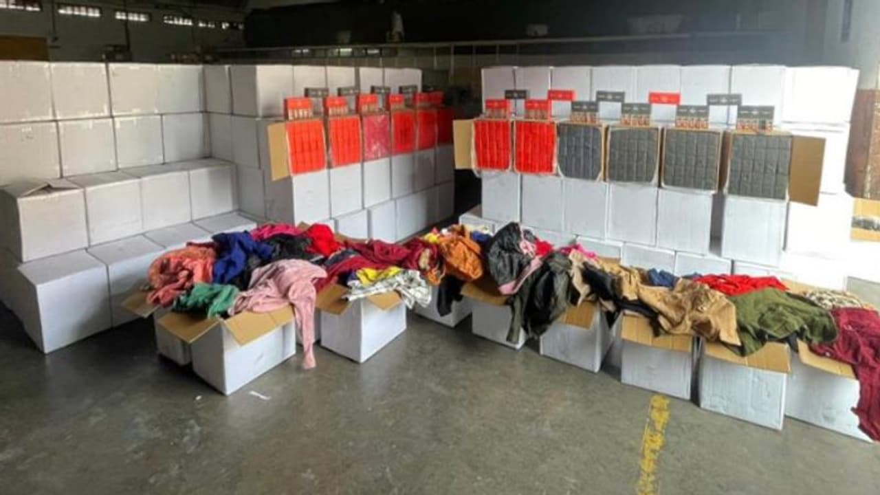 റെഡിമെയ്ഡ് വസ്ത്രങ്ങളെന്ന പേരിൽ എത്തിച്ചത് കോടികൾ വിലവരുന്ന സിഗരറ്റ്, മുന്ദ്രയിൽ റെയ്ഡിൽ കുടുങ്ങിയത്... റെഡിമെയ്ഡ് വസ്ത്രങ്ങളെന്ന പേരിൽ എത്തിച്ചത് കോടികൾ വിലവരുന്ന സിഗരറ്റ്, മുന്ദ്രയിൽ റെയ്ഡിൽ കുടുങ്ങിയത്...