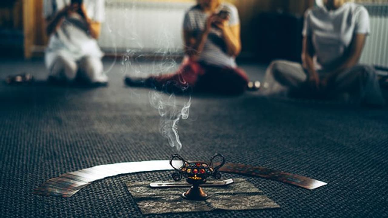 ഭാഗ്യം തേടിപോയ ആള്‍ക്ക് നഷ്ടമായത് രണ്ടര കോടി; തട്ടിപ്പുകാരൻ നിർദ്ദേശിച്ചത് വിചിത്രമായ ഭക്ഷണ ആചാരങ്ങൾ 