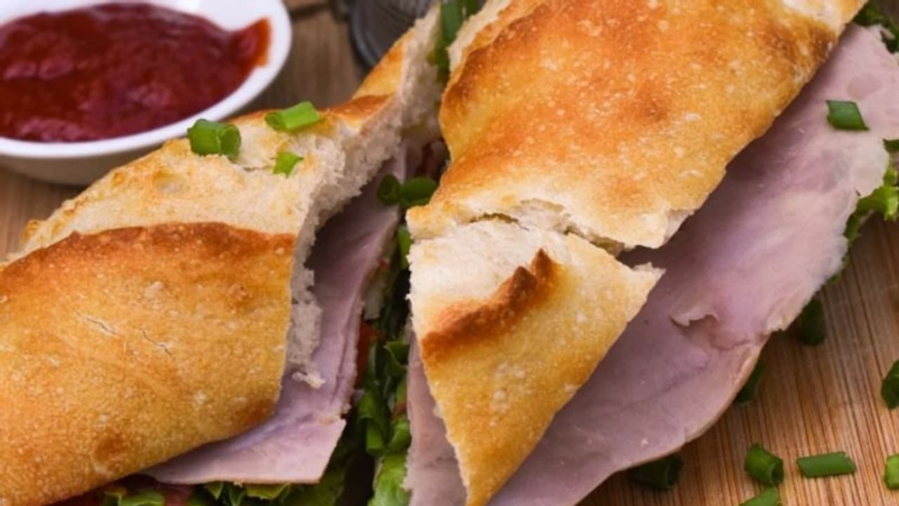 അബദ്ധത്തില് ഹോട്ടല് ജീവനക്കാര്ക്ക് ടിപ് കൊടുത്തത് ലക്ഷങ്ങള്; തിരിച്ചുചോദിച്ചപ്പോള്... അബദ്ധത്തില് ഹോട്ടല് ജീവനക്കാര്ക്ക് ടിപ് കൊടുത്തത് ലക്ഷങ്ങള്; തിരിച്ചുചോദിച്ചപ്പോള്...