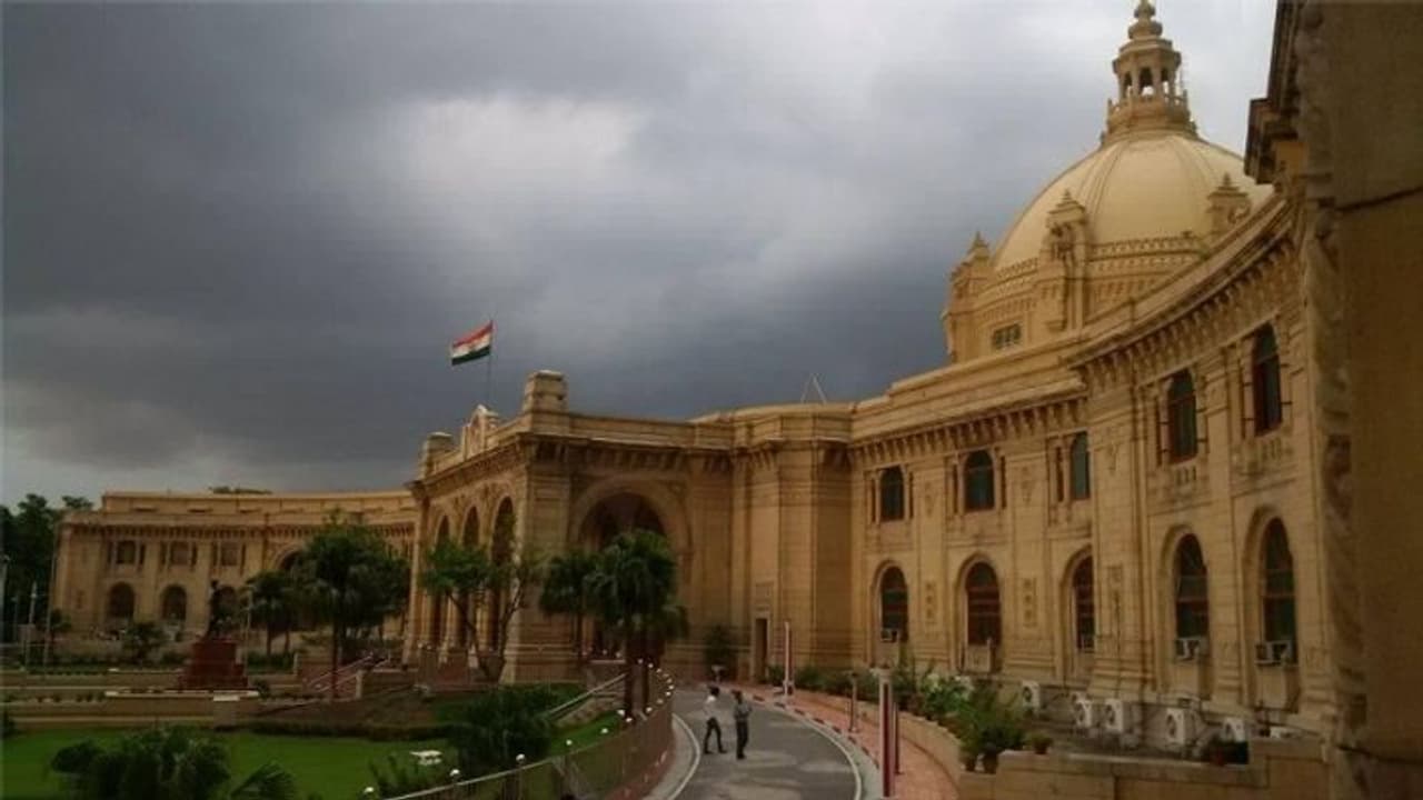 यूपी विधानसभा: सदन में मोबाइल झंडा बैनर नहीं ले जा सकेंगे माननीय, 66 साल बाद नये नियम यूपी विधानसभा: सदन में मोबाइल झंडा बैनर नहीं ले जा सकेंगे माननीय, 66 साल बाद नये नियम