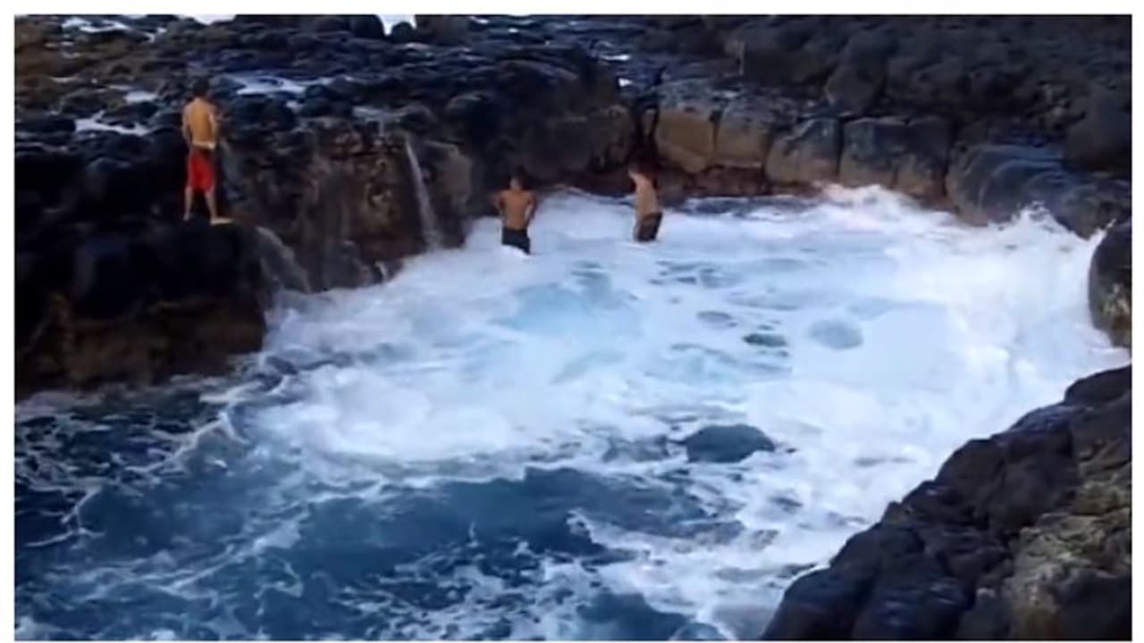 'മരണത്തിന്റെ ജലാശയ'ത്തില് യുവാക്കളുടെ 'മരണക്കുളി'; ഞെട്ടിപ്പിക്കുന്ന വീഡിയോ വൈറല് 'മരണത്തിന്റെ ജലാശയ'ത്തില് യുവാക്കളുടെ 'മരണക്കുളി'; ഞെട്ടിപ്പിക്കുന്ന വീഡിയോ വൈറല്