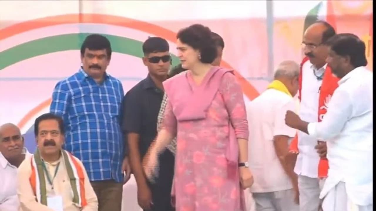 Priyanaka Gandhi...ఎవరు ఏ ఆట ఆడినా తెలంగాణలో కాంగ్రెస్దే గెలుపు: ప్రియాంక గాంధీ Priyanaka Gandhi...ఎవరు ఏ ఆట ఆడినా తెలంగాణలో కాంగ్రెస్దే గెలుపు: ప్రియాంక గాంధీ