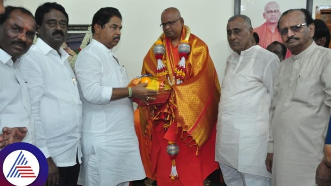 ಸೋನಿಯಾ, ರಾಹುಲ್, ಸುರ್ಜೇವಾಲಾ ವಕೀಲರಾಗಿರುವ ಸಿಎಂ ಸಿದ್ದರಾಮಯ್ಯನ ದಾರಿ ತಪ್ಪಿಸಿದ್ದಾರೆ!