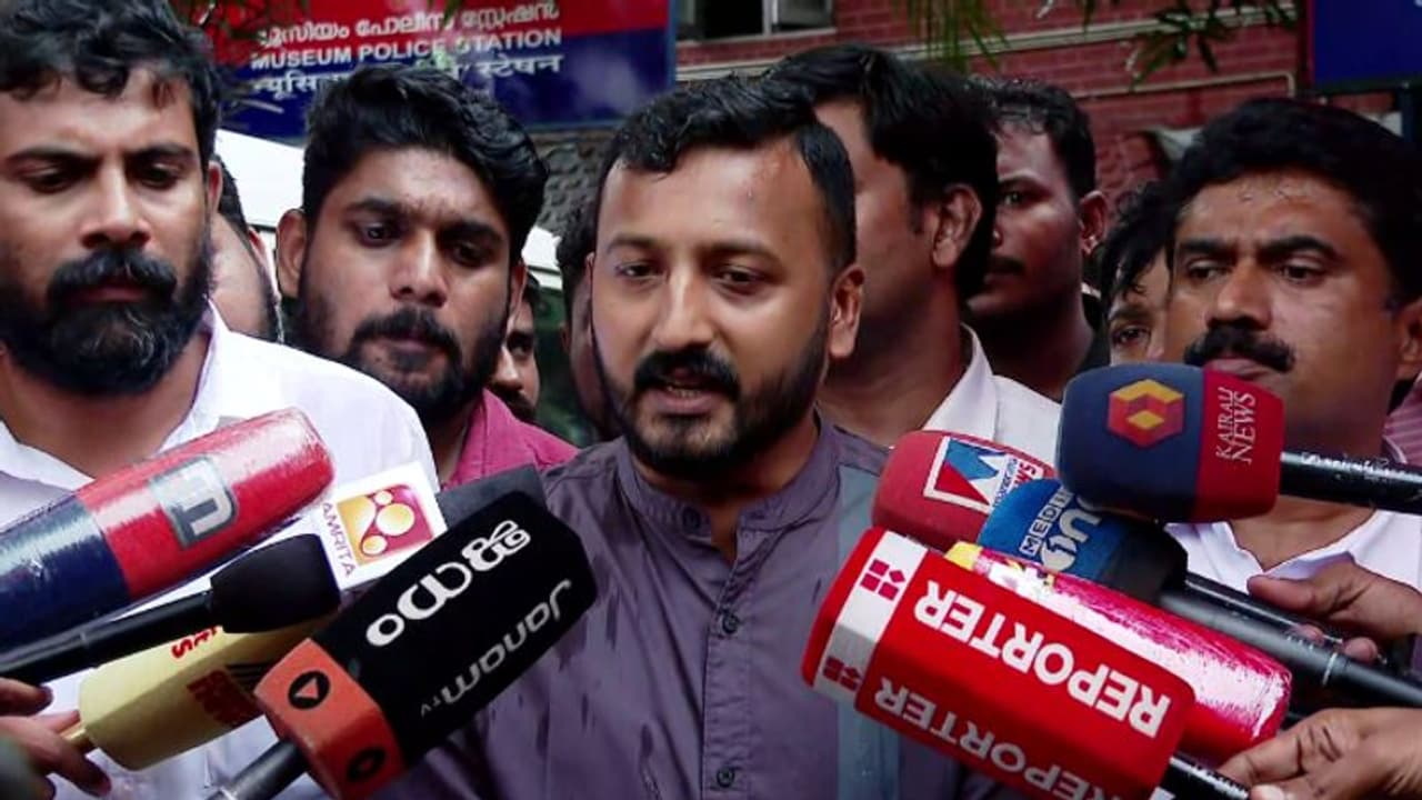 വ്യാജ തിരിച്ചറിയൽ രേഖ കേസ്; ഒന്നും അറിയില്ലെന്ന് രാഹുൽ മാങ്കൂട്ടത്തിലിന്റെ മൊഴി, വീണ്ടും ചോദ്യം ചെയ്യും വ്യാജ തിരിച്ചറിയൽ രേഖ കേസ്; ഒന്നും അറിയില്ലെന്ന് രാഹുൽ മാങ്കൂട്ടത്തിലിന്റെ മൊഴി, വീണ്ടും ചോദ്യം ചെയ്യും