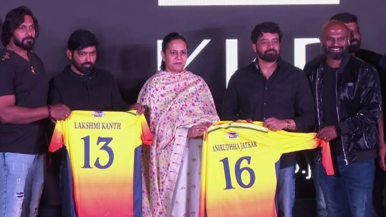 ರಾಜ್ ಕಪ್ ಸೀಸನ್ 6 ಜರ್ಸಿ ಬಿಡುಗಡೆ; ಕಾರ್ಯಕ್ರಮಕ್ಕೆ ಚಾಲನೆ ಕೊಟ್ಟ ಅಶ್ವಿನಿ ಪುನೀತ್ ರಾಜ್ ಕುಮಾರ್ ರಾಜ್ ಕಪ್ ಸೀಸನ್ 6 ಜರ್ಸಿ ಬಿಡುಗಡೆ; ಕಾರ್ಯಕ್ರಮಕ್ಕೆ ಚಾಲನೆ ಕೊಟ್ಟ ಅಶ್ವಿನಿ ಪುನೀತ್ ರಾಜ್ ಕುಮಾರ್