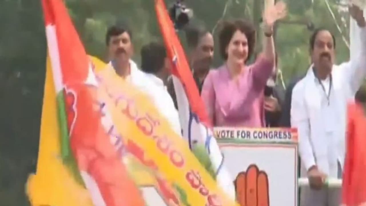 Priyanka Gandhi...ఖమ్మంలో ప్రియాంక గాంధీ రోడ్ షో: పాల్గొన్న తెలుగుదేశం శ్రేణులు Priyanka Gandhi...ఖమ్మంలో ప్రియాంక గాంధీ రోడ్ షో: పాల్గొన్న తెలుగుదేశం శ్రేణులు