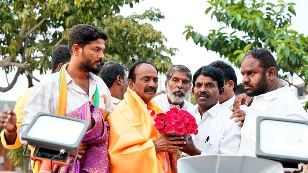 మాదిగ రిజర్వేషన్, ఎస్సీ వర్గీకరణ : బీజేపీలో చేరిన మందకృష్ణ సోదరుడు మాదిగ రిజర్వేషన్, ఎస్సీ వర్గీకరణ : బీజేపీలో చేరిన మందకృష్ణ సోదరుడు