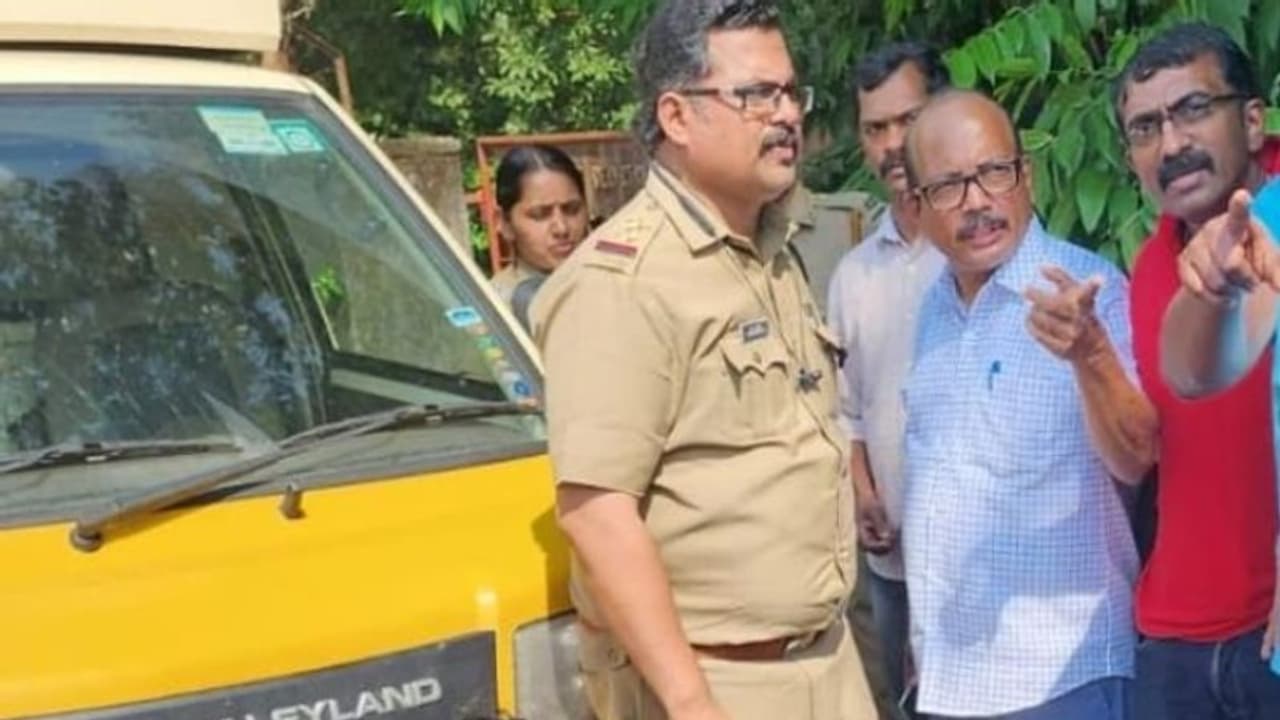 ചില്ലറയല്ല തലയ്ക്ക് മുകളിൽ! പുറമെ കണ്ടാൽ 'പാവം ദോസ്ത്' ഡ്രൈവര് കാബിന് മുകളിൽ പരിശോധിച്ചപ്പോൾ കുടുങ്ങി! ചില്ലറയല്ല തലയ്ക്ക് മുകളിൽ! പുറമെ കണ്ടാൽ 'പാവം ദോസ്ത്' ഡ്രൈവര് കാബിന് മുകളിൽ പരിശോധിച്ചപ്പോൾ കുടുങ്ങി!