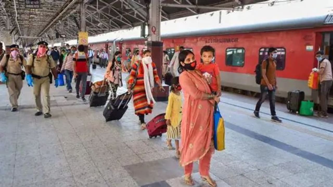 இந்த நபர்களுக்கு ரயில் டிக்கெட்டுகளில் 100% வரை தள்ளுபடி.. யார் யாருக்கெல்லாம் பொருந்தும் தெரியுமா? இந்த நபர்களுக்கு ரயில் டிக்கெட்டுகளில் 100% வரை தள்ளுபடி.. யார் யாருக்கெல்லாம் பொருந்தும் தெரியுமா?