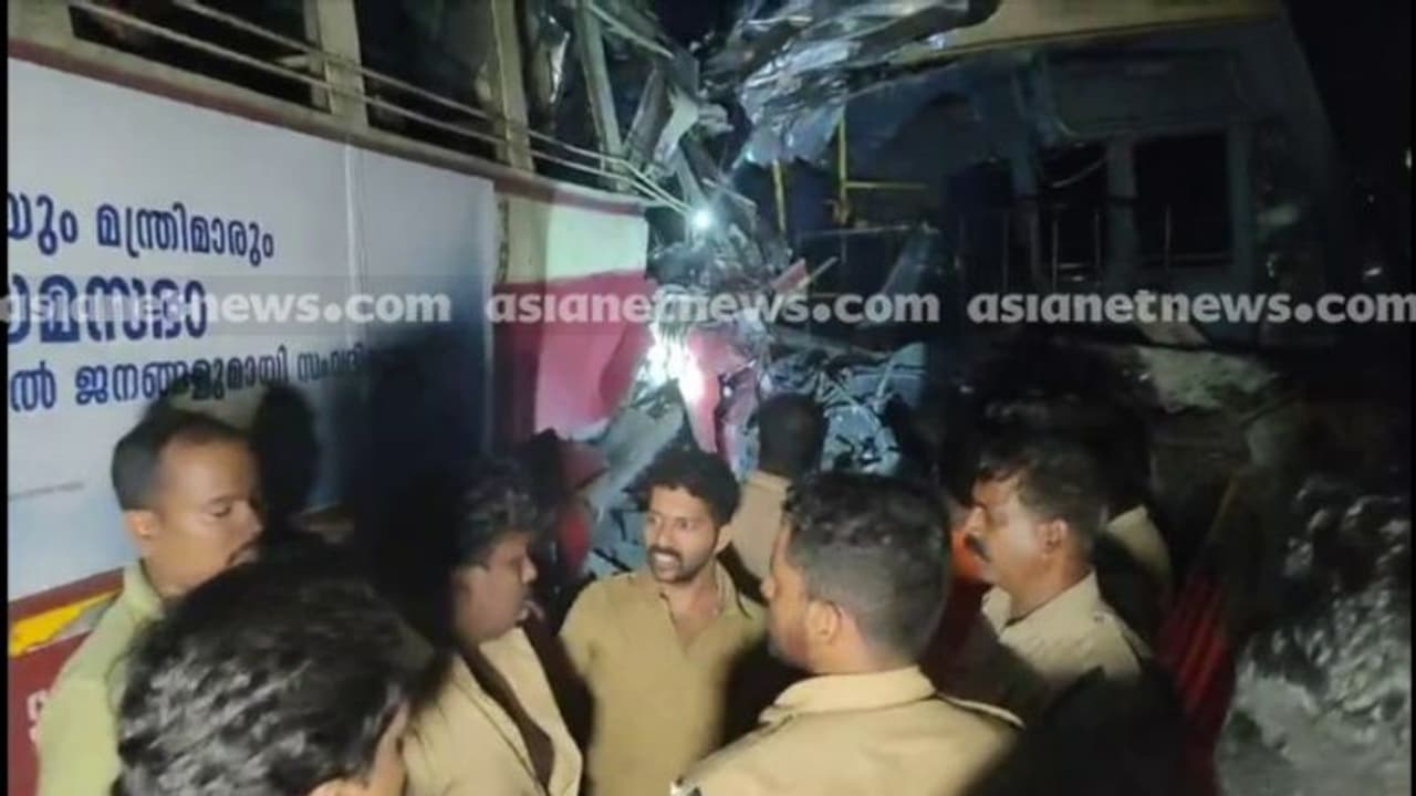 നെയ്യാറ്റിൻകരയിൽ കെഎസ്ആർടിസി ബസുകൾ കൂട്ടിയിടിച്ച് അപകടം; 25 പേർക്ക് പരിക്കേറ്റു നെയ്യാറ്റിൻകരയിൽ കെഎസ്ആർടിസി ബസുകൾ കൂട്ടിയിടിച്ച് അപകടം; 25 പേർക്ക് പരിക്കേറ്റു
