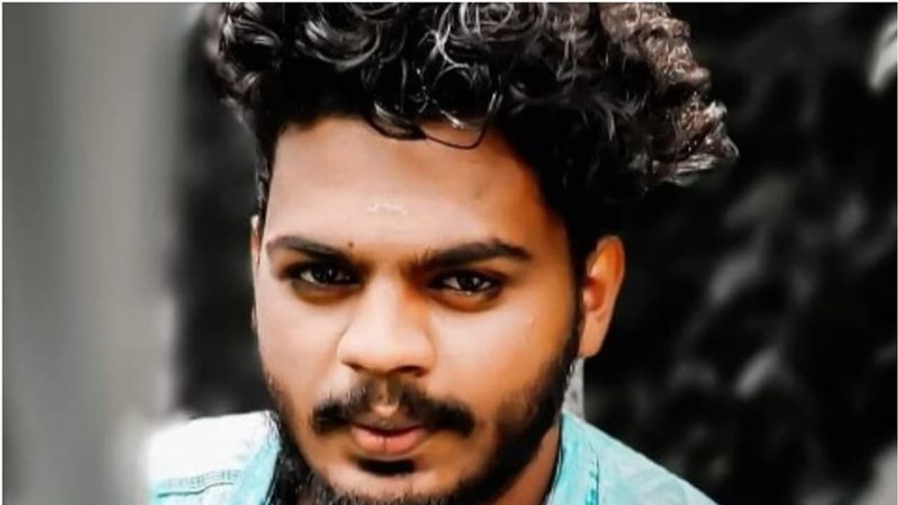 നിയന്ത്രണം നഷ്ടപ്പെട്ട ബൈക്ക് കാറിലിടിച്ചു, 24കാരന് ദാരുണാന്ത്യം നിയന്ത്രണം നഷ്ടപ്പെട്ട ബൈക്ക് കാറിലിടിച്ചു, 24കാരന് ദാരുണാന്ത്യം