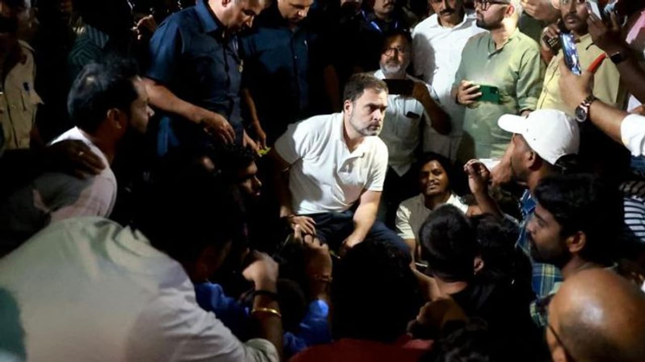 Ashok Nagar: అశోక్ నగర్ కేంద్రంగా పాలిటిక్స్.. ఇక్కడికొచ్చి కేటీఆర్ చర్చలు జరపాలి.. 4వ తేదీన వస్తానన్న మంత్రి Ashok Nagar: అశోక్ నగర్ కేంద్రంగా పాలిటిక్స్.. ఇక్కడికొచ్చి కేటీఆర్ చర్చలు జరపాలి.. 4వ తేదీన వస్తానన్న మంత్రి