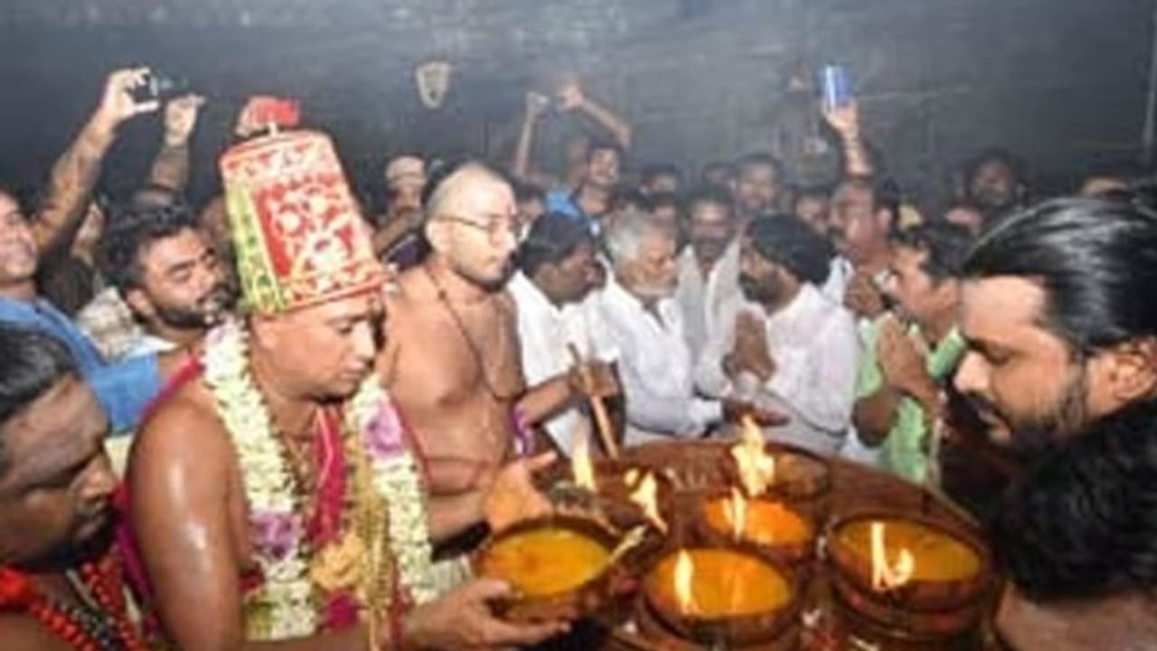 Bharani Deepam 2023: விண்ணைப் பிளந்த அரோகரா கோஷம்! அண்ணாமலையார் கோவில் கருவறையில் பரணி தீபம் ஏற்றப்பட்டது!