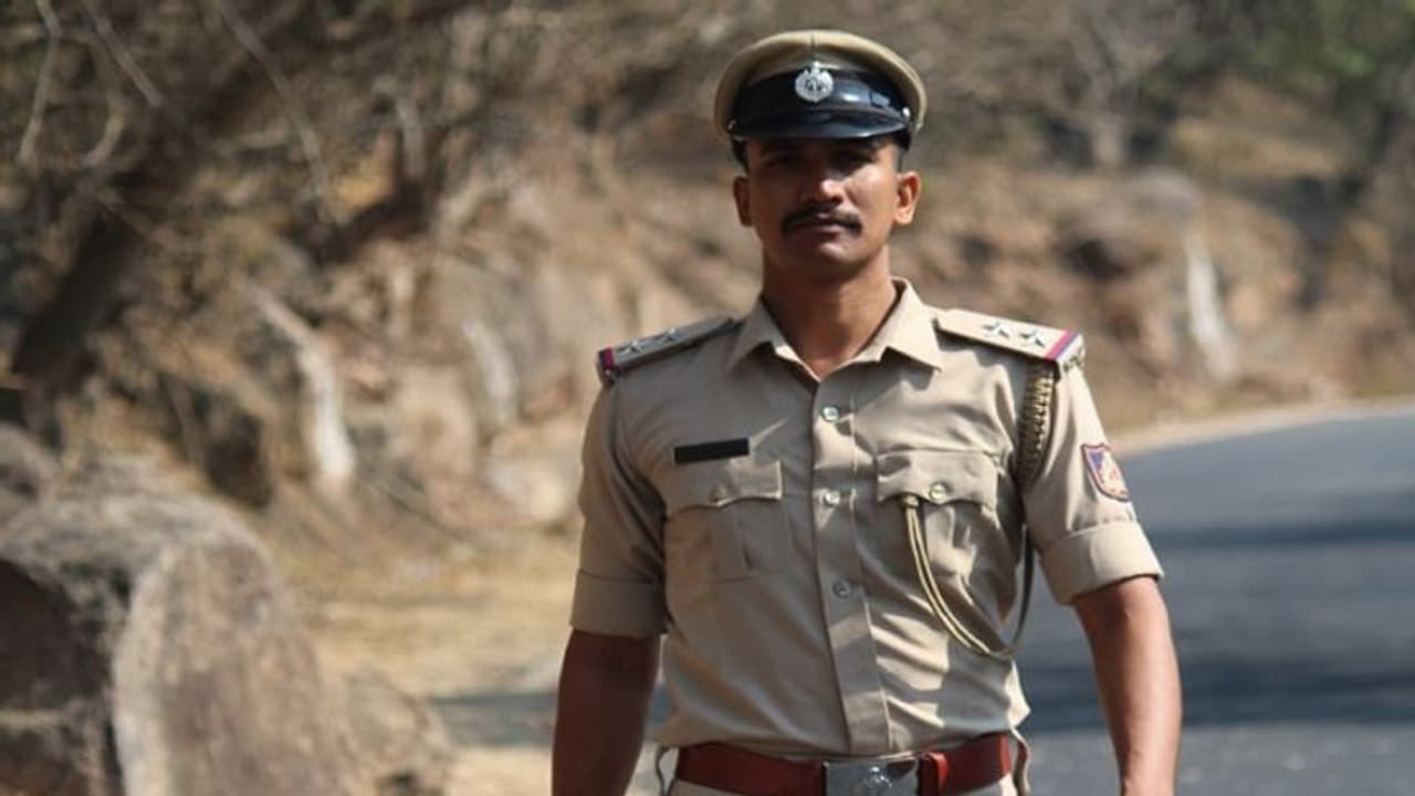 ಹುಬ್ಬಳ್ಳಿ: ಮಹಜರು ಮಾಡುವ ವೇಳೆ ರೌಡಿ ಹಲ್ಲೆ, ಕೂದಲೆಳೆಯ ಅಂತರದಲ್ಲಿ ಪಾರಾದ ಸಬ್ಇನ್ಸಪೆಕ್ಟರ್ ಹುಬ್ಬಳ್ಳಿ: ಮಹಜರು ಮಾಡುವ ವೇಳೆ ರೌಡಿ ಹಲ್ಲೆ, ಕೂದಲೆಳೆಯ ಅಂತರದಲ್ಲಿ ಪಾರಾದ ಸಬ್ಇನ್ಸಪೆಕ್ಟರ್