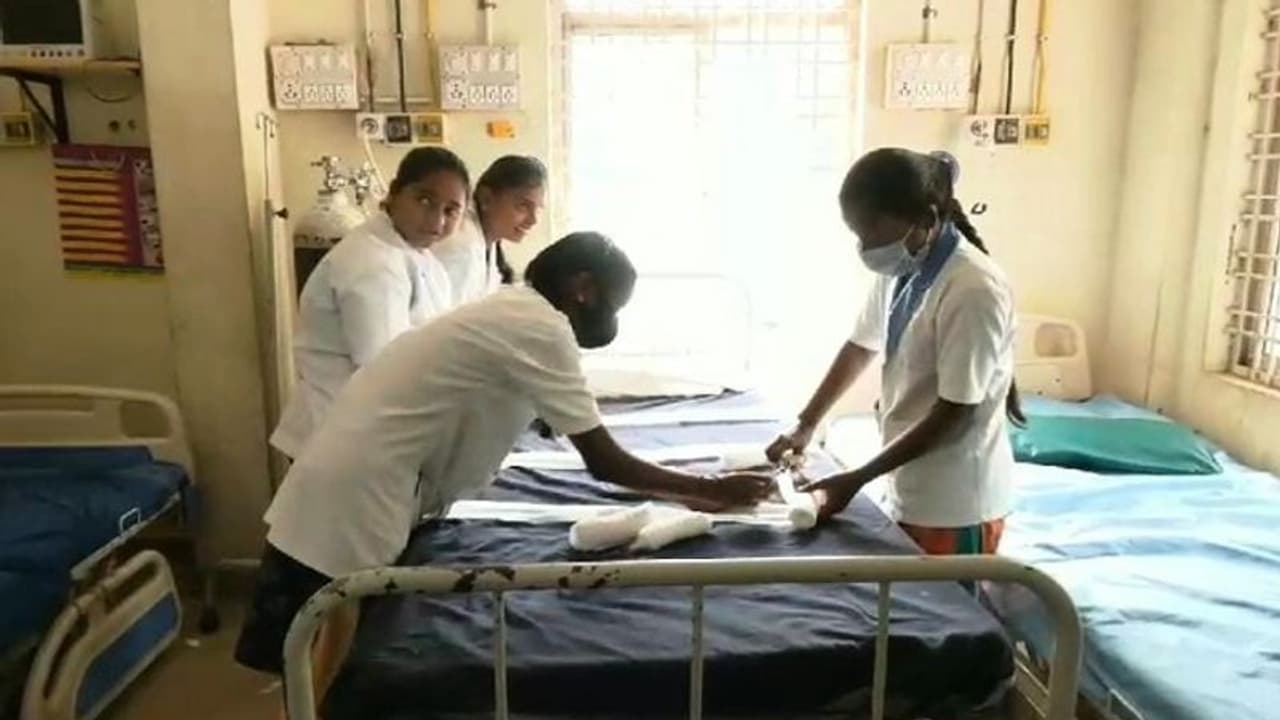 ಚಿತ್ರದುರ್ಗ: ನರ್ಸಿಂಗ್ ವಿದ್ಯಾರ್ಥಿಗಳಿಗೆ ಟಾರ್ಚರ್, ಡ್ಯೂಟಿ ಮಾಡಲ್ಲ ಅಂದ್ರೆ ಪರೀಕ್ಷೆಗೆ ಕೂರಿಸಲ್ಲ ಅಂತ ಬೆದರಿಕೆ..! ಚಿತ್ರದುರ್ಗ: ನರ್ಸಿಂಗ್ ವಿದ್ಯಾರ್ಥಿಗಳಿಗೆ ಟಾರ್ಚರ್, ಡ್ಯೂಟಿ ಮಾಡಲ್ಲ ಅಂದ್ರೆ ಪರೀಕ್ಷೆಗೆ ಕೂರಿಸಲ್ಲ ಅಂತ ಬೆದರಿಕೆ..!