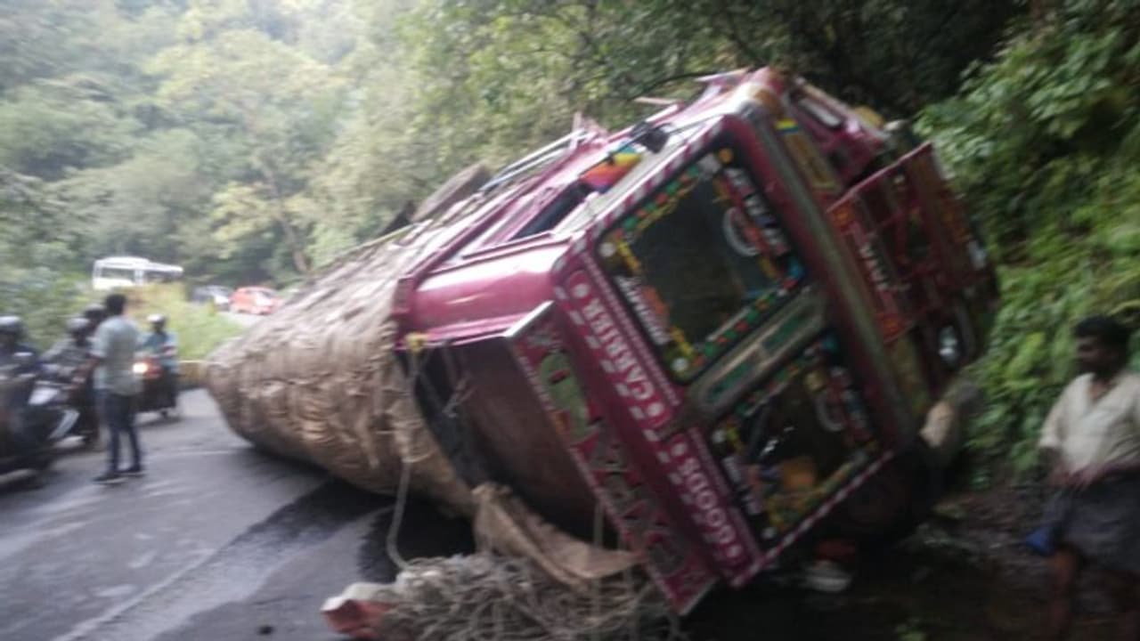 താമരശ്ശേരി ചുരത്തിൽ ഓറഞ്ച് കയറ്റിവന്ന ലോറി മറിഞ്ഞു താമരശ്ശേരി ചുരത്തിൽ ഓറഞ്ച് കയറ്റിവന്ന ലോറി മറിഞ്ഞു