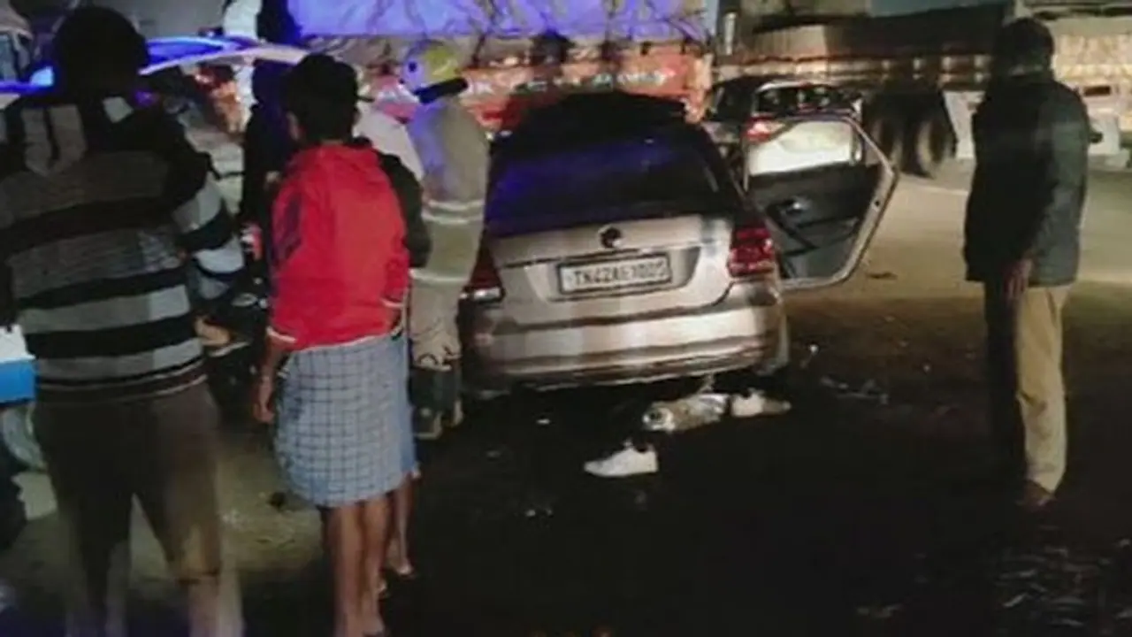 ஓசூர் அருகே கோர விபத்து.. 3 இளைஞர்கள் துடிதுடித்து பலி.. 2 பேர் கவலைக்கிடம்..! ஓசூர் அருகே கோர விபத்து.. 3 இளைஞர்கள் துடிதுடித்து பலி.. 2 பேர் கவலைக்கிடம்..!