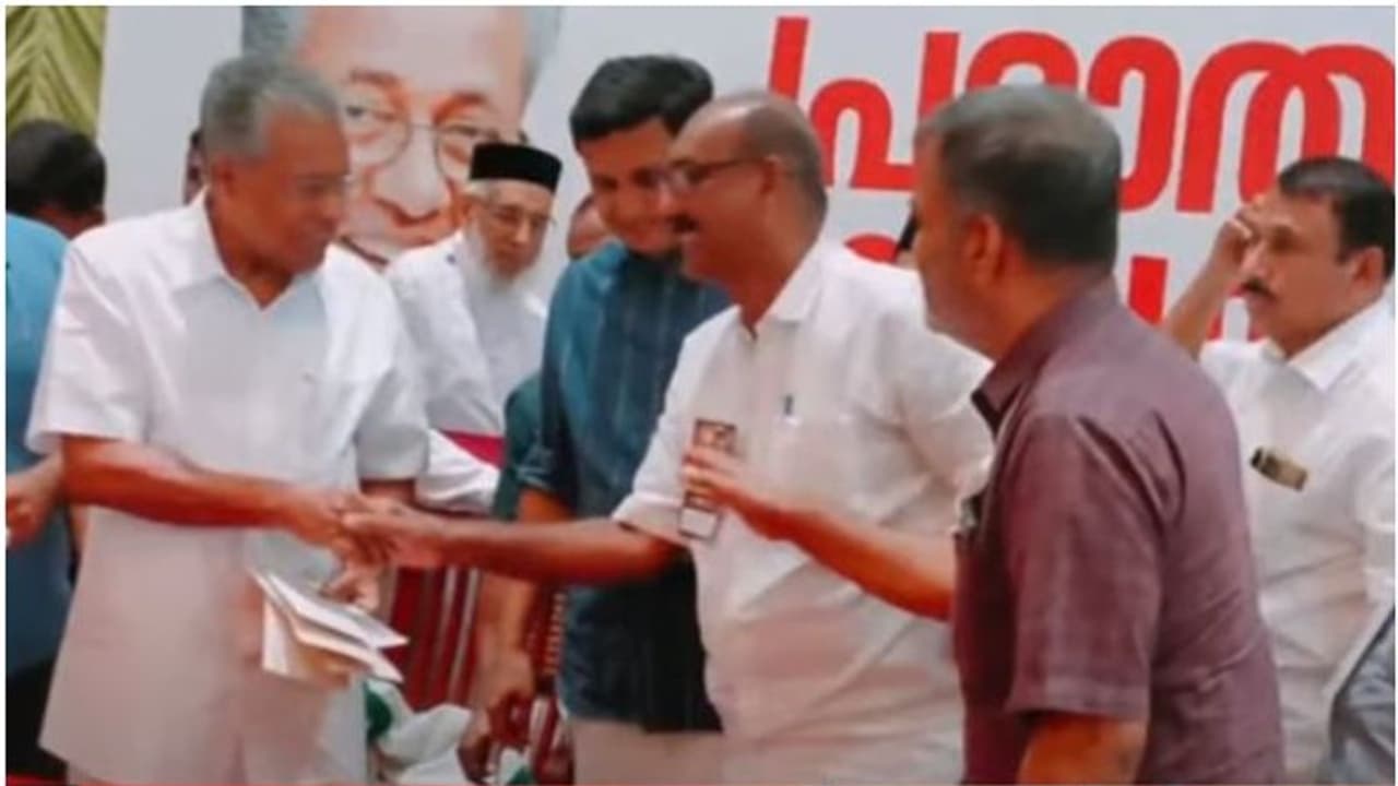 കോഴിക്കോട്ട് നവകേരള സദസിൽ കോൺഗ്രസ്, ലീഗ് നേതാക്കൾ; പ്രതിപക്ഷ എതിര്പ്പിനിടെ പ്രഭാത യോഗത്തിൽ പങ്കെടുത്തു കോഴിക്കോട്ട് നവകേരള സദസിൽ കോൺഗ്രസ്, ലീഗ് നേതാക്കൾ; പ്രതിപക്ഷ എതിര്പ്പിനിടെ പ്രഭാത യോഗത്തിൽ പങ്കെടുത്തു