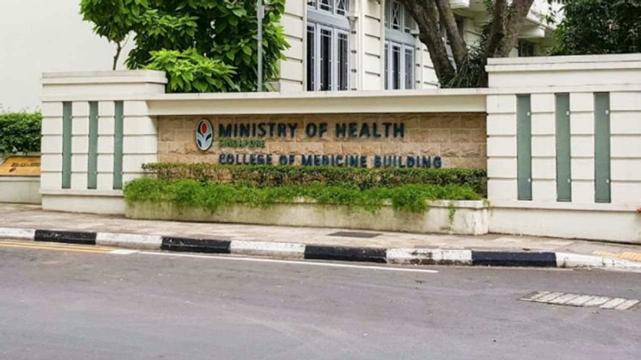 சிங்கப்பூரில் சோகம்.. எவ்வளவு போராடியும் காப்பாற்ற முடியவில்லை கோவிட் 19.. உயிரிழந்த 13 மாத குழந்தை! சிங்கப்பூரில் சோகம்.. எவ்வளவு போராடியும் காப்பாற்ற முடியவில்லை கோவிட் 19.. உயிரிழந்த 13 மாத குழந்தை!