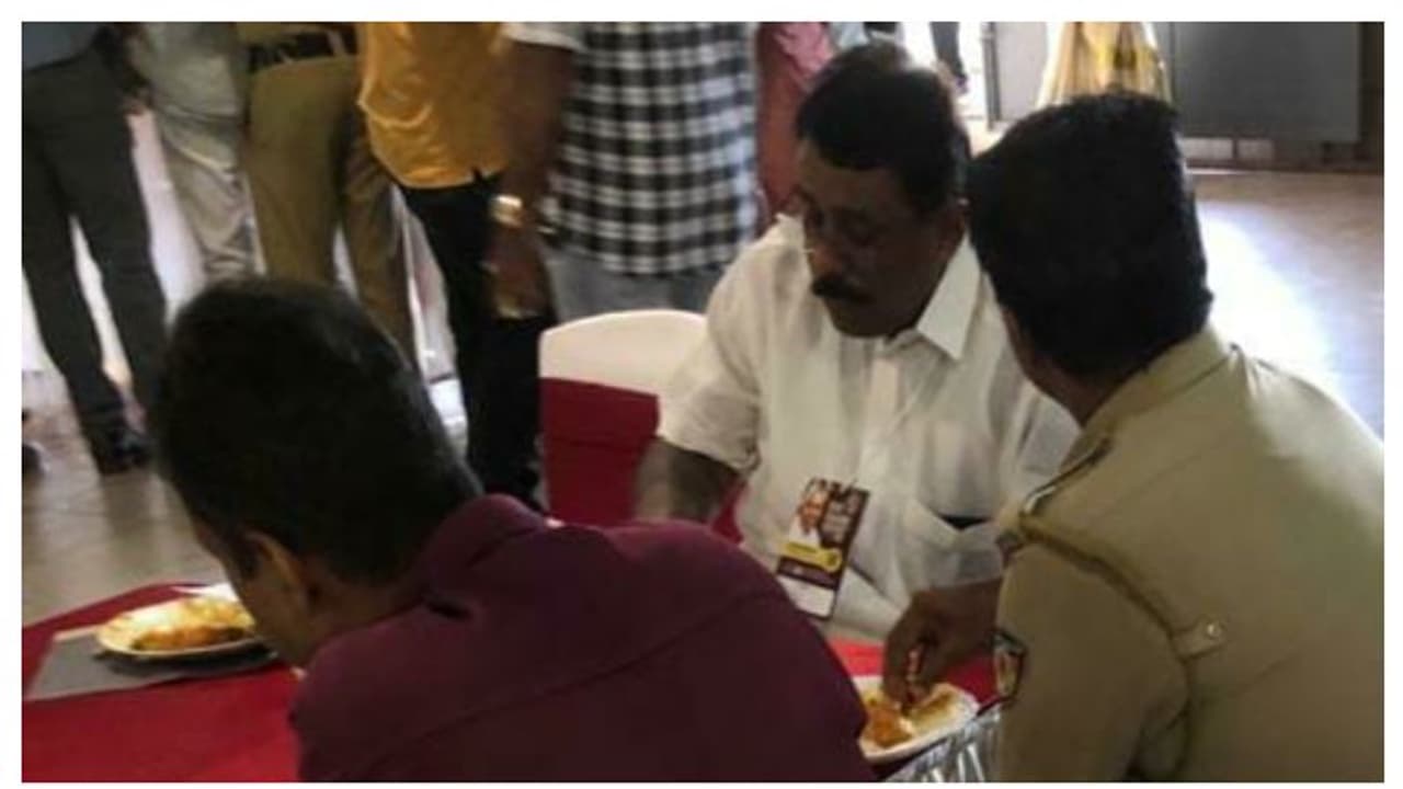 മുസ്ലിം ലീഗ് നേതാവും നവകേരള സദസിൽ; പാർട്ടി വിശദീകരണം തേടിയേക്കും മുസ്ലിം ലീഗ് നേതാവും നവകേരള സദസിൽ; പാർട്ടി വിശദീകരണം തേടിയേക്കും