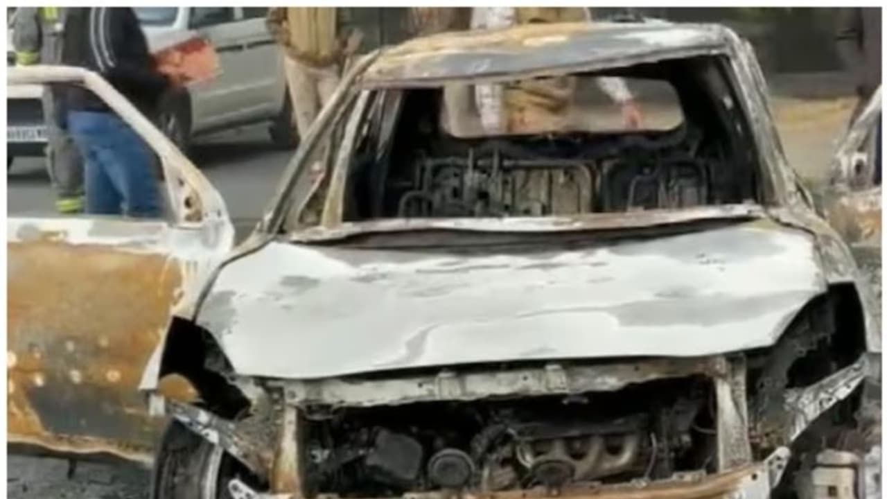 കാറിന് തീപിടിച്ചപ്പോൾ ലോക്ക് തുറക്കാനായില്ല; പാർട്ടി കഴിഞ്ഞ് മടങ്ങിവരികയായിരുന്ന സുഹൃത്തുക്കൾക്ക് ദാരുണാന്ത്യം