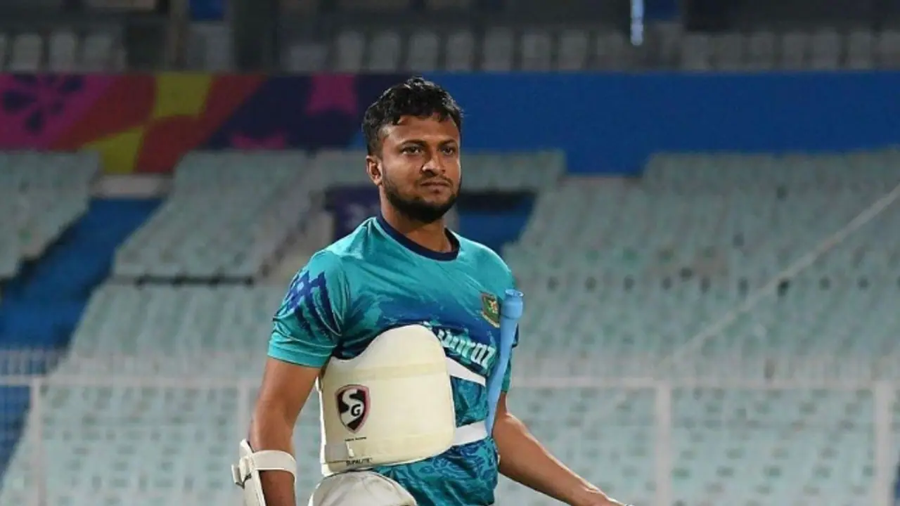 SHOCKING! Bangladesh star all rounder grabs neck of selfie seeking fan; WATCH viral video SHOCKING! Bangladesh star all rounder grabs neck of selfie seeking fan; WATCH viral video